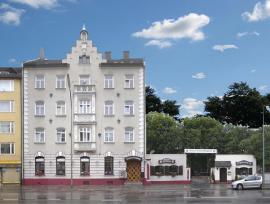 Bild: Straßenansicht Altbau und Baulücke
